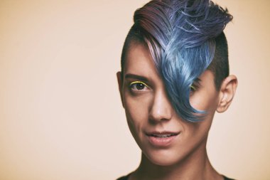 yaratıcı saç modeli olan kadın