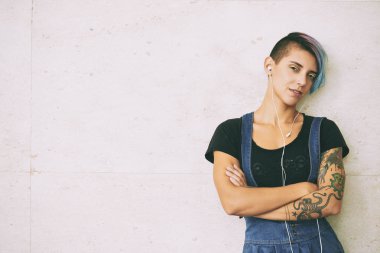 Kameraya bakarak moda kadın