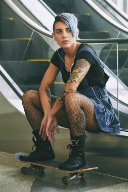 birçok dövmeler ile moda kız