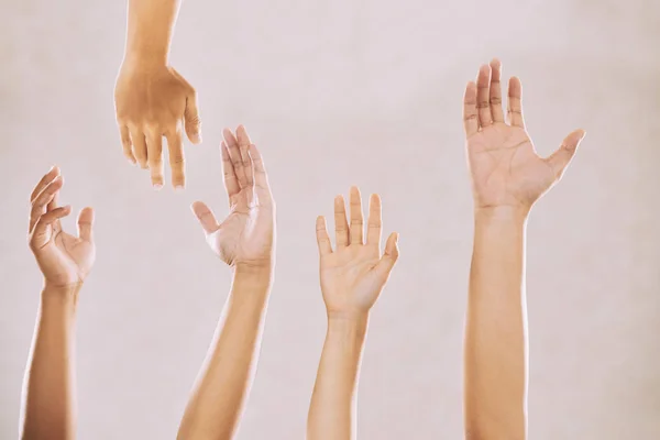 Руки людей, обращающихся за помощью — стоковое фото
