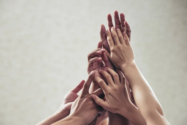 Многие руки тянутся вверх — стоковое фото