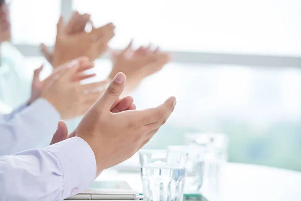 Bedrijfsleiders klappen tijdens bijeenkomst — Stockfoto