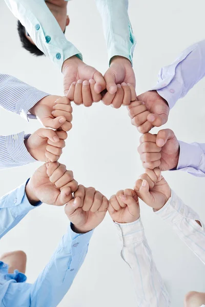 Les hommes d'affaires faisant cercle avec les poings — Photo
