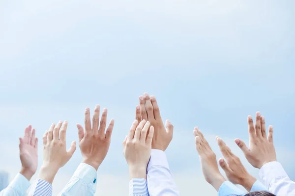 Geschäftsleute heben die Hände in die Luft — Stockfoto