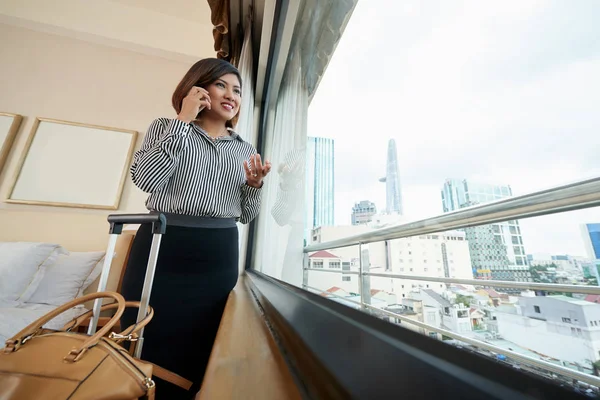 Viaggiatore business che parla al telefono — Foto Stock