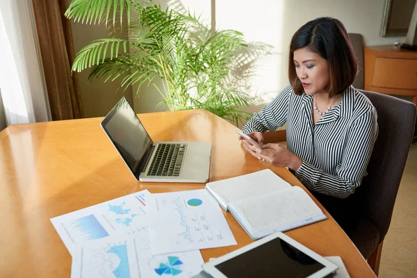 Empresaria usando Smartphone en la oficina — Foto de Stock