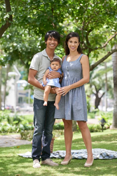 Rodiče drží malou holčičku na rukou — Stock fotografie