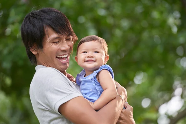 Man bedrijf mooie dochter — Stockfoto