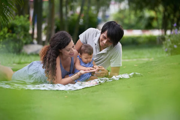 Familie van drie dagje in park — Stockfoto