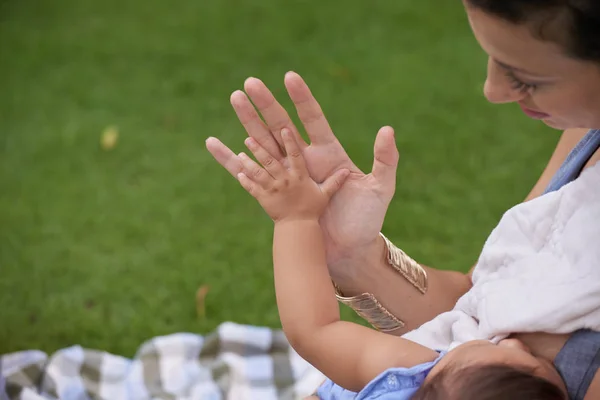 Palma de madre cogida de la mano de hija — Foto de Stock