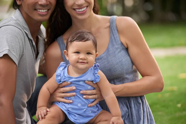 Meisje op de handen van de ouders — Stockfoto