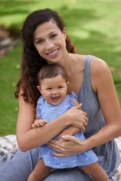 Vrouw knuffelen mooi lachen kind — Stockfoto