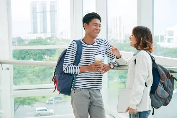 Studenten chatten en lachen tijdens pauze — Stockfoto