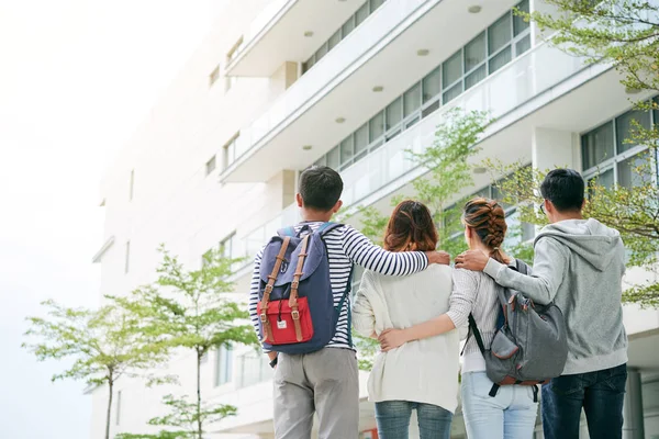 Studenter som går på campus — Stockfoto