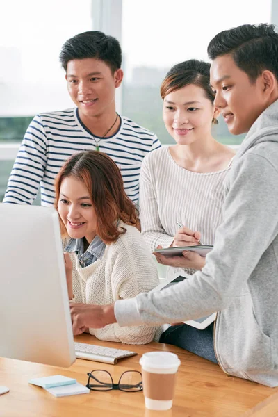 Schüler arbeiten im Klassenzimmer am Computer — Stockfoto