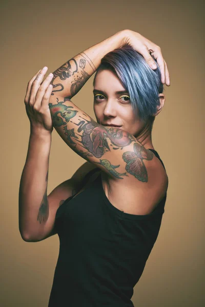 Mujer con pelo azul y tatuajes — Foto de Stock