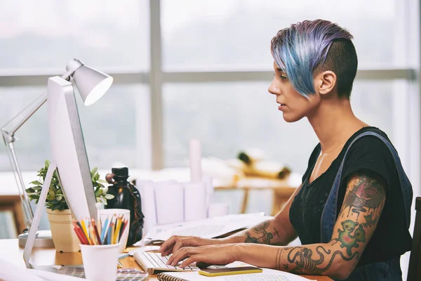 Mulher trabalhando no computador no escritório — Fotografia de Stock