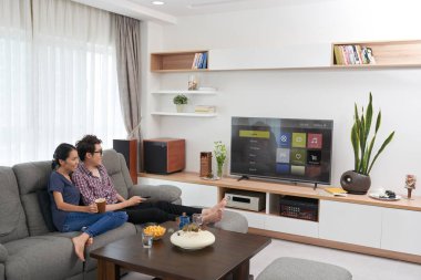 kanepede oturan ve tv izlerken bir çift