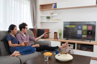 kanepede oturan ve tv izlerken bir çift