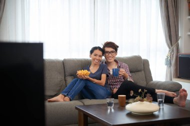 kanepede oturan ve tv izlerken bir çift