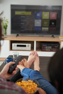 genç bir çift TV izleme