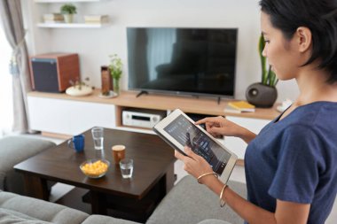 Tablet bilgisayar kullanan genç bir kadın