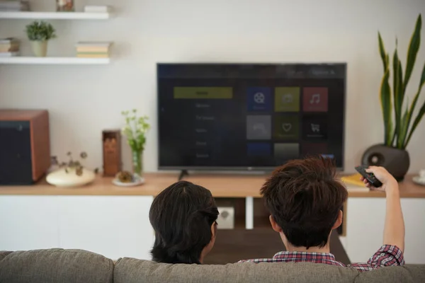 Pareja viendo tv — Foto de Stock