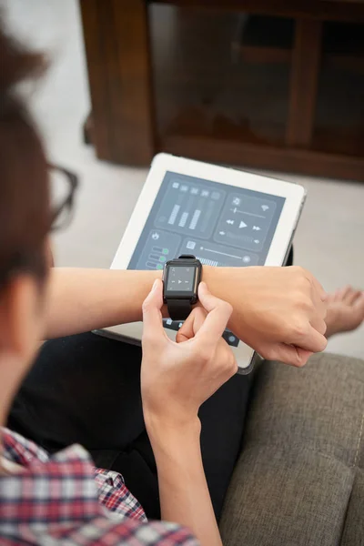 Man använder smartwatch och tablett — Stockfoto