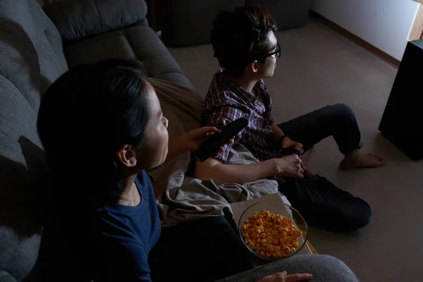 People watching tv at home — Stock Photo, Image