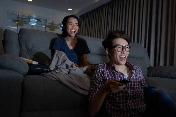 Casal assistindo filme engraçado à noite — Fotografia de Stock