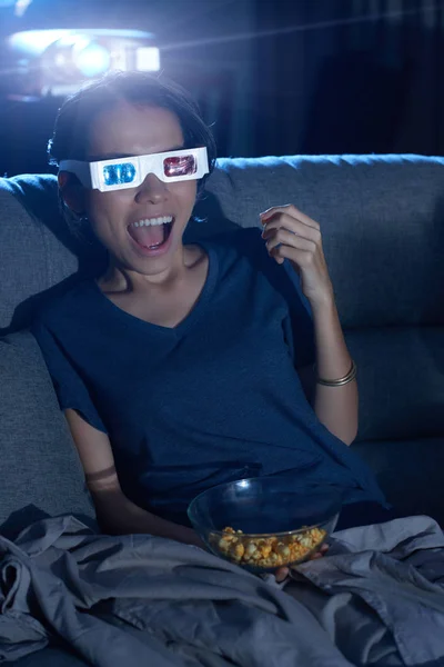 Vrouw opgewonden met 3D-effecten in de film — Stockfoto