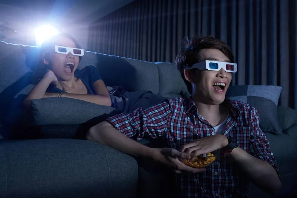 Casal assistindo filme 3D em casa — Fotografia de Stock