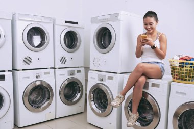 çamaşır makinesi, mesaj üzerinde oturan kız