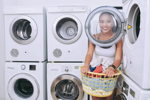 Mujer con cesta de ropa fresca —  Fotos de Stock