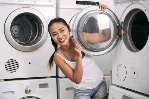 Mujer puerta de apertura de la lavadora —  Fotos de Stock