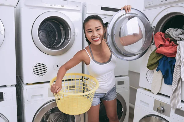 Mujer tomando ropa limpia fresca hacia fuera —  Fotos de Stock