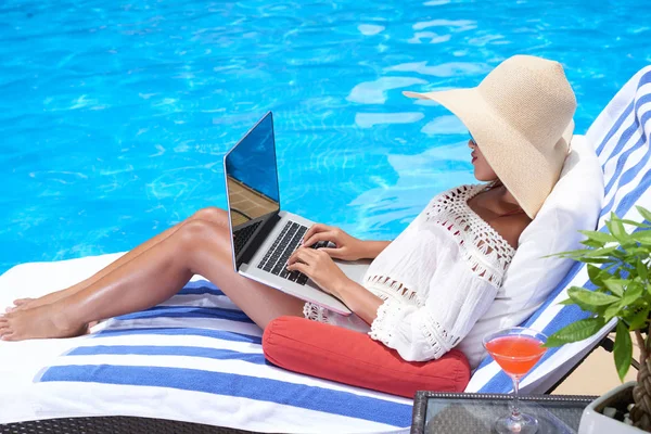 Şezlong yatan kadın