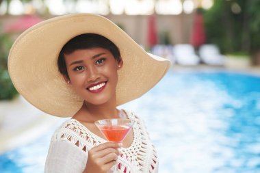 taze kokteyl bardak kadınla