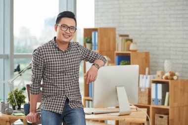 İşyerinde ayakta adam