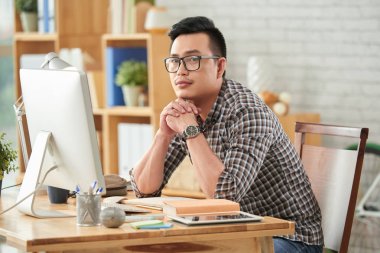 İş adamı masada oturuyor.