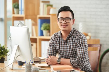 Web Tasarımcısı içinde gözlük