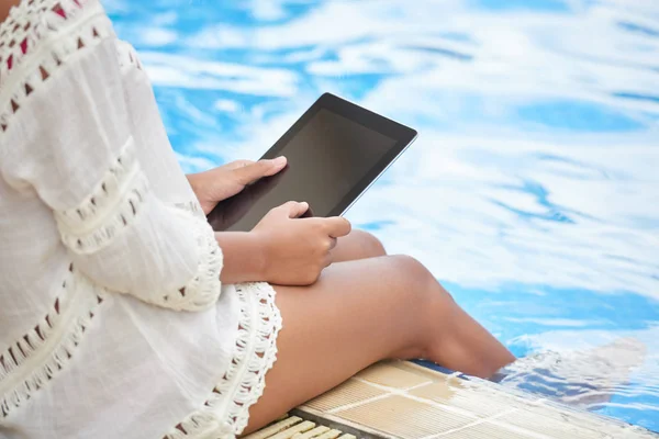 游泳池旁使用数字平板电脑的女人 — 图库照片