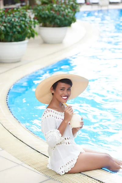 Mulher desfrutando de coquetel no spa resort — Fotografia de Stock