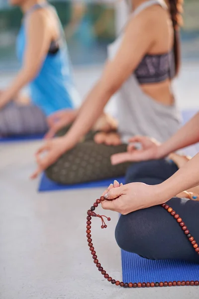 Woman with rosary meditating in morning — Stock Photo, Image