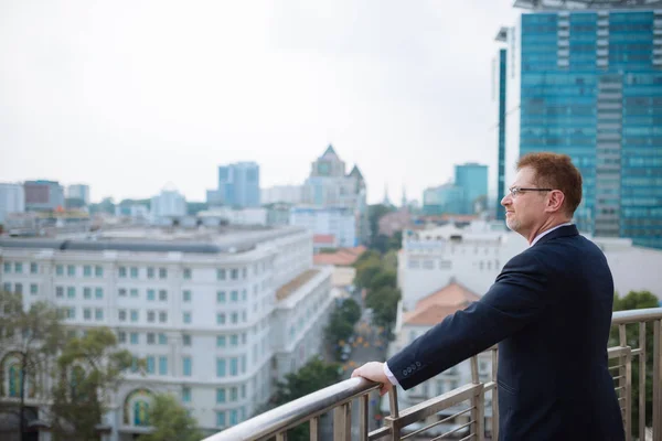 Бізнесмен стоїть на балконі — стокове фото