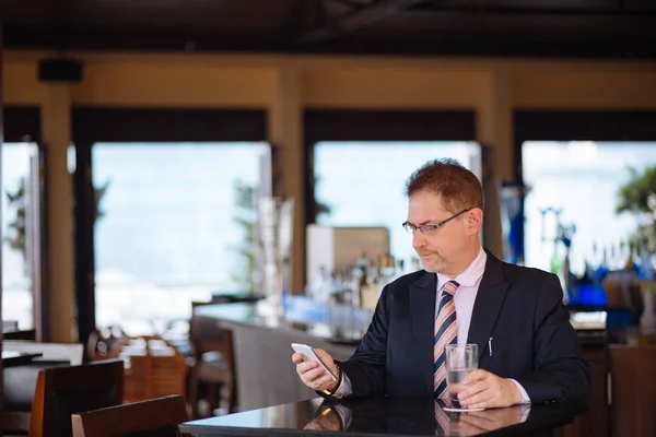 Businessman drinking water — Stock Photo, Image