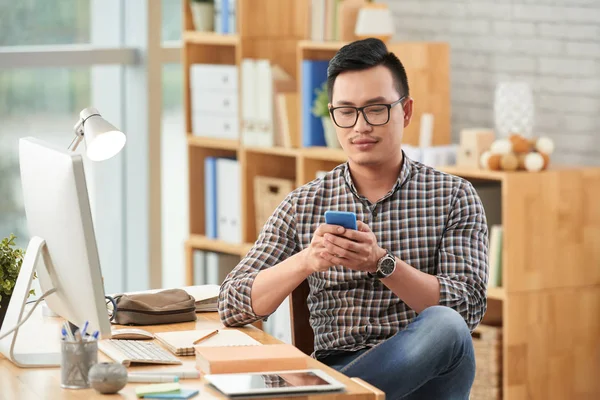 Uomo che legge il messaggio al telefono — Foto Stock