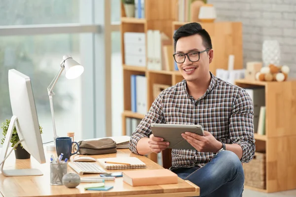 Mannen med digital tablett sitter vid bord — Stockfoto