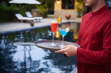 Garson getirerek tepsi