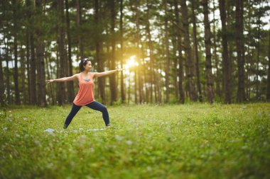 kadın savaşçı poz ormanda gerçekleştirme